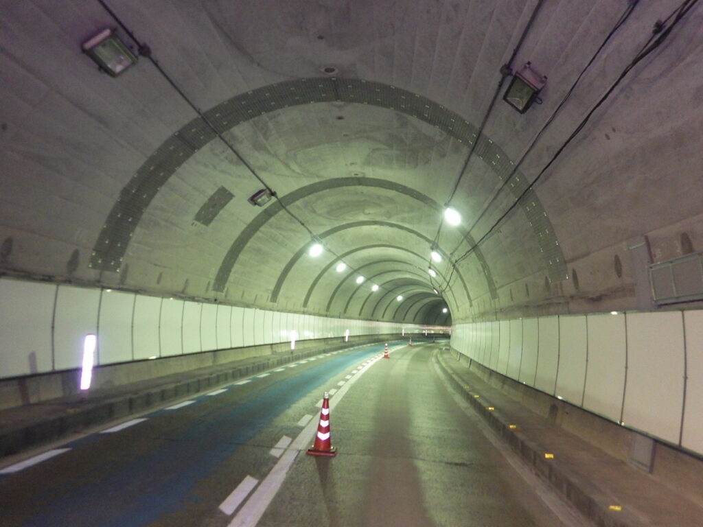 丁寧に施工されたトンネルの写真