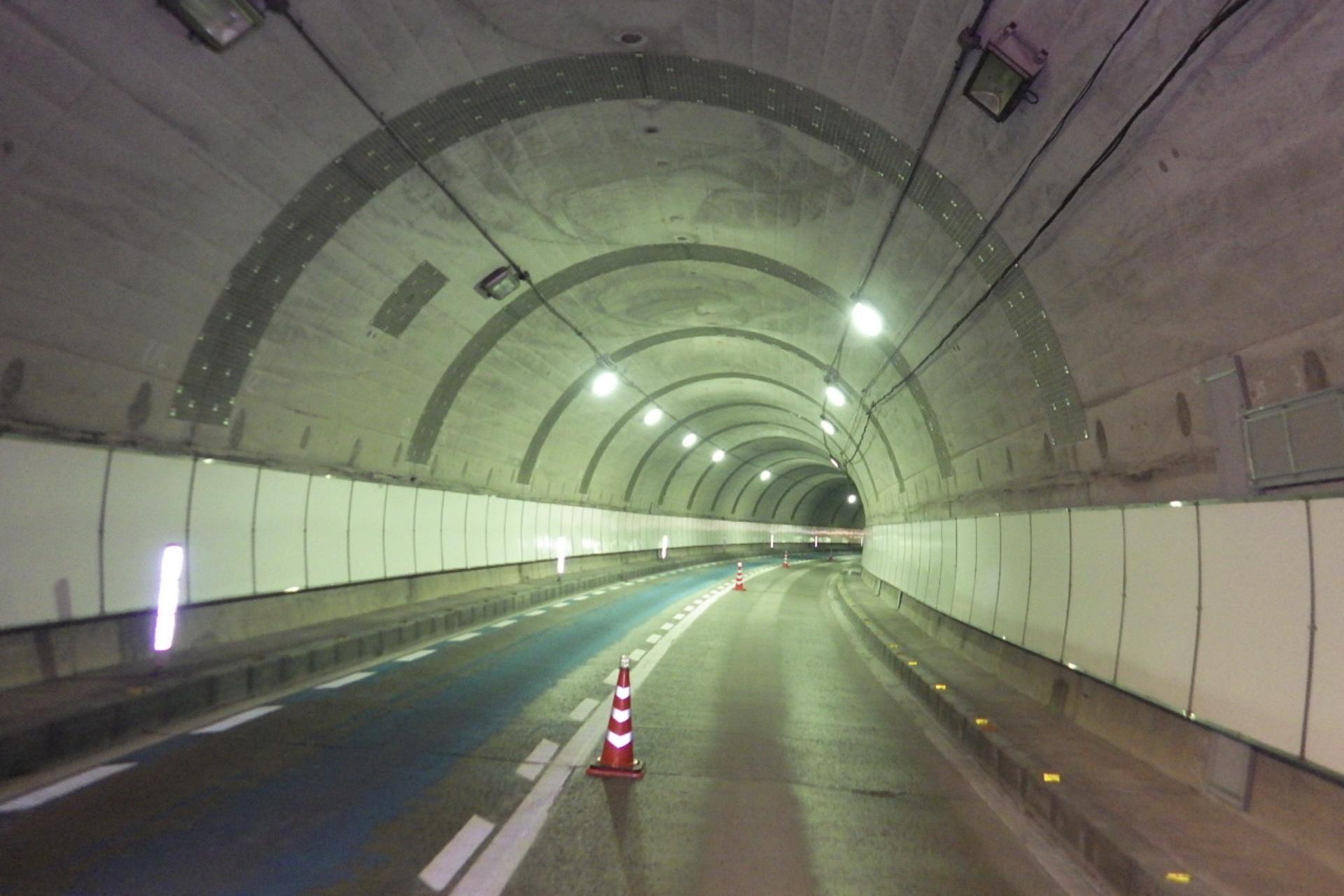 剥落対策をしたトンネルの画像