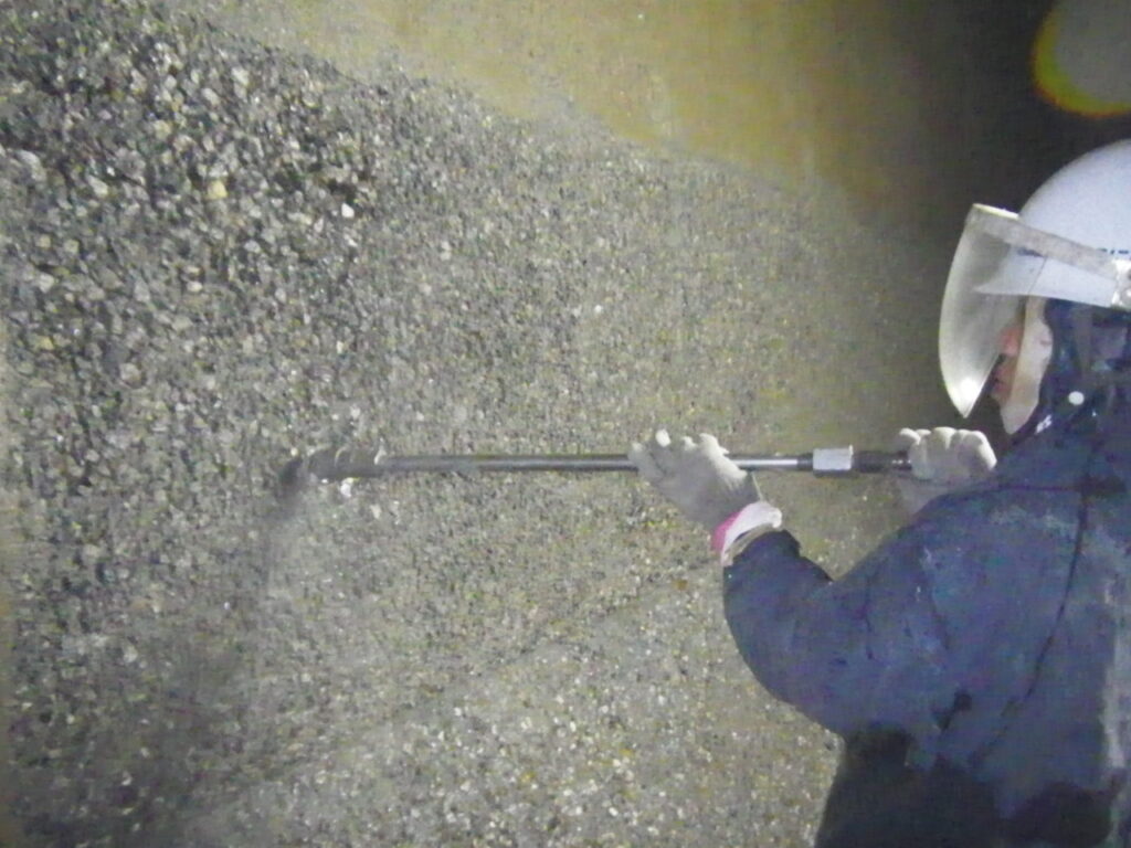 丁寧な仕事をしている従業員の写真2