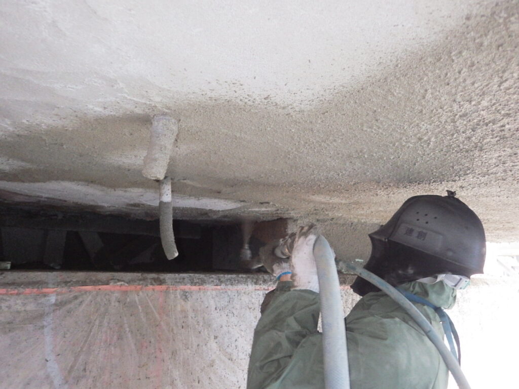 丁寧な仕事をしている従業員の写真